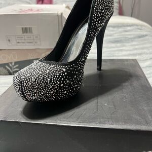 Elegant Black Stiletto Heels with Rhinestone Detailing
